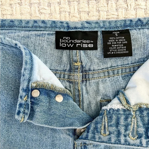 VINTAGE 90’s No Boundaries Low Rise Denim Shorts - Picture 5 of 5